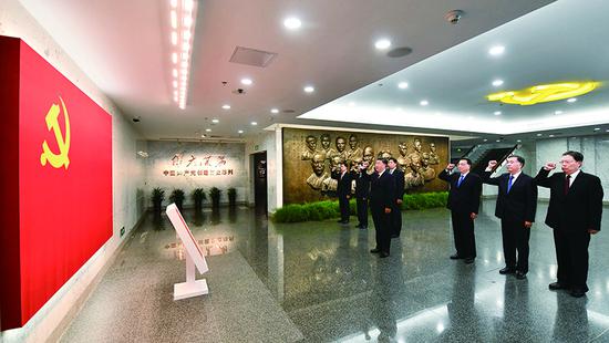 2017年10月31日，中共中央總書記、國家主席、中央軍委主席習(xí)近平帶領(lǐng)中共中央政治局常委李克強、栗戰(zhàn)書、汪洋、王滬寧、趙樂際、韓正，瞻仰上海中共一大會址和浙江嘉興南湖紅船。這是31日上午，在上海中共一大會址紀(jì)念館，習(xí)近平帶領(lǐng)其他中共中央政治局常委同志一起重溫入黨誓詞。 新華社記者 李濤/攝