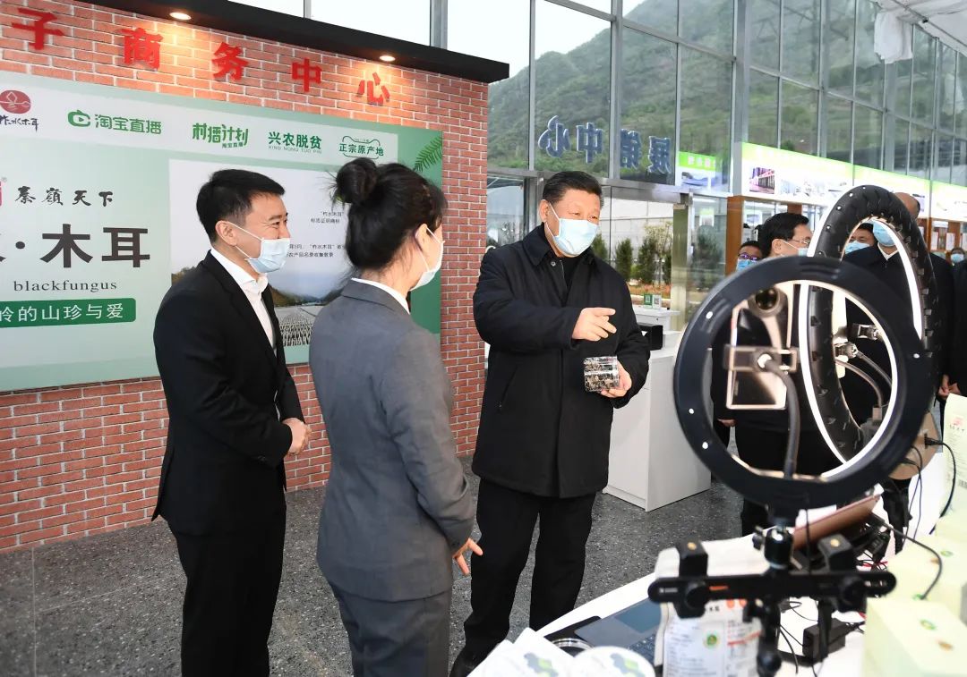 2020年4月20日，習(xí)近平在商洛市柞水縣小嶺鎮(zhèn)金米村培訓(xùn)中心，了解該村發(fā)展木耳產(chǎn)業(yè)情況。新華社記者 謝環(huán)馳 攝